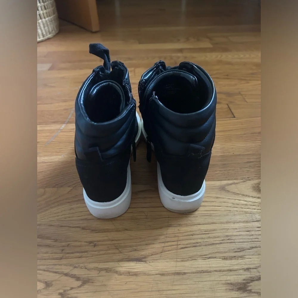 size 7 black JLO boots! - Picture 2 of 5